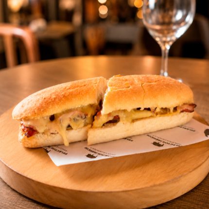 Bocata con bacon y queso edam
